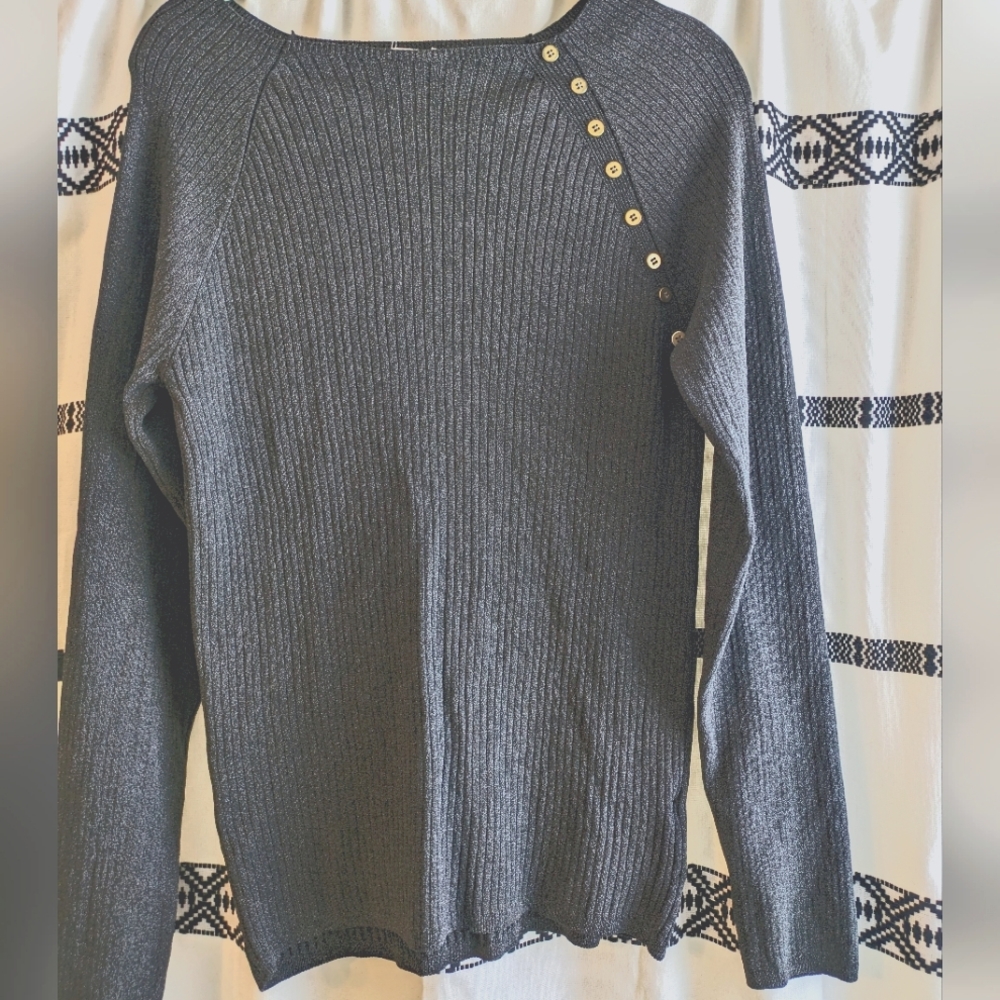 Adorable long sleeve shirt with buttons.
